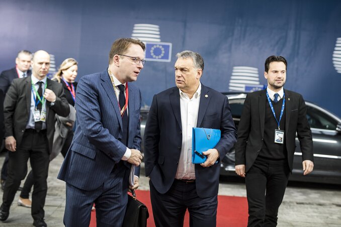 Orbán Viktor érkezik a csúcstalálkozó második napi ülésére (Fotó: MTI)