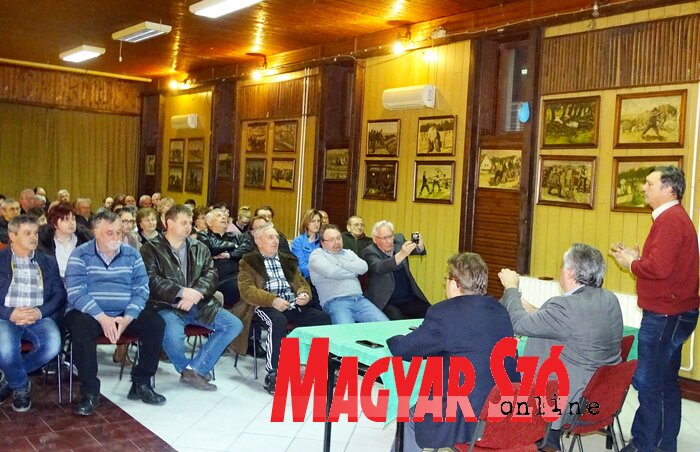 A lakossági fórum résztvevői: az asztalnál Molnár Viktor, Sziveri Béla és Fehér László (Fotó: Góbor Béla) A lakossági fórum résztvevői: az asztalnál Molnár Viktor, Sziveri Béla és Fehér László (Fotó: Góbor Béla)