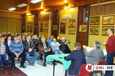 A lakossági fórum résztvevői: az asztalnál Molnár Viktor, Sziveri Béla és Fehér László (Fotó: Góbor Béla)