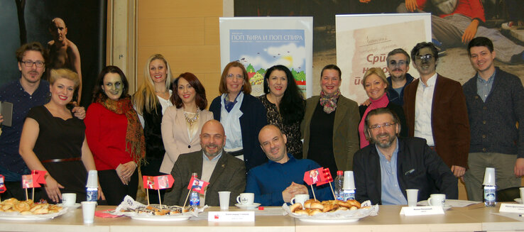 A Papháború (Pop Spira i Pop Ćira) c. vígopera alkotógárdájának egy csoportja a sajtókonferencia után