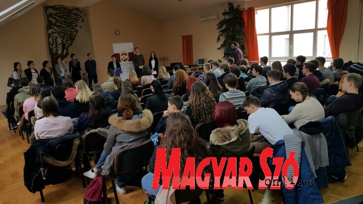 Petkovics Márta bemutatja a diákoknak felkészítő tanáraikat (Fotó: Pesevszki Evelyn)