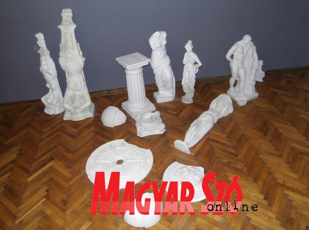 Vigyázz hova lépsz! A padlón is műalkotások (Fotó: Patyi Szilárd)