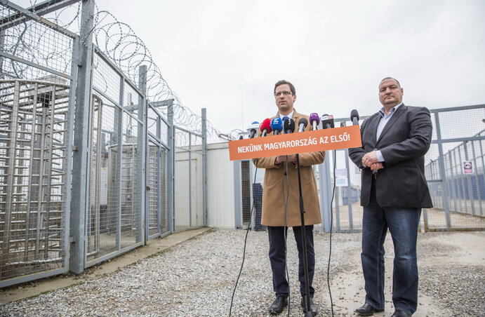 Gulyás Gergely és Németh Szilárd sajtótájékoztatója a tranzitzónában (Fotó: MTI) Gulyás Gergely és Németh Szilárd sajtótájékoztatója a tranzitzónában (Fotó: MTI)
