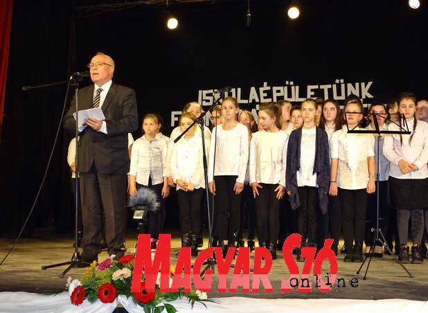 Hajnal Jenő, az MNT elnöke köszönti az ünneplőket (Góbor Béla felvétele) Hajnal Jenő, az MNT elnöke köszönti az ünneplőket (Góbor Béla felvétele)