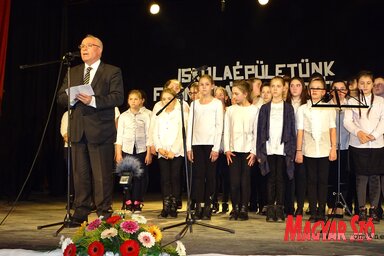Hajnal Jenő, az MNT elnöke köszönti az ünneplőket (Góbor Béla felvétele)