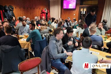 Vérbeli pubhangulat alakult ki a zsúfoltságig megtelt a Cufiban hétfő este a QuizNight idejére (Lakatos János felvétele)