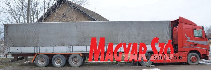 A menekültek gyakran felvágják a kamion ponyváját, úgy jutnak be a raktérbe (Lakatos János felvétele)