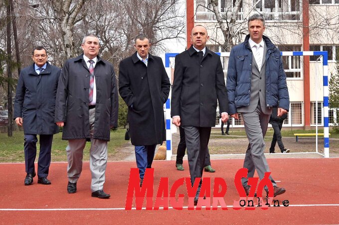 Zoran Milošević, Bogdan Laban, Nemanja Simović, Đorđe Milićević és Vladimir Batez megtekintették a Jovan Mikić Általános Iskola sportpályáját (Fotó: Gergely Árpád)