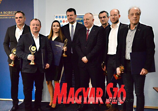 A Masterplast YU elismerését Bunford Tivadar igazgató vette át (balról a második), Vladan Balaban balról az első, Milena Sekulić balról a harmadik (Fotó: Dávid Csilla)