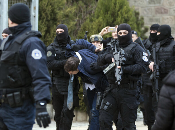 A felvétel, mely bejárta a hazai médiát: a koszovói különleges rendőrségi alakulat elvezeti Marko Đurićot (Fotó: Beta/AP)