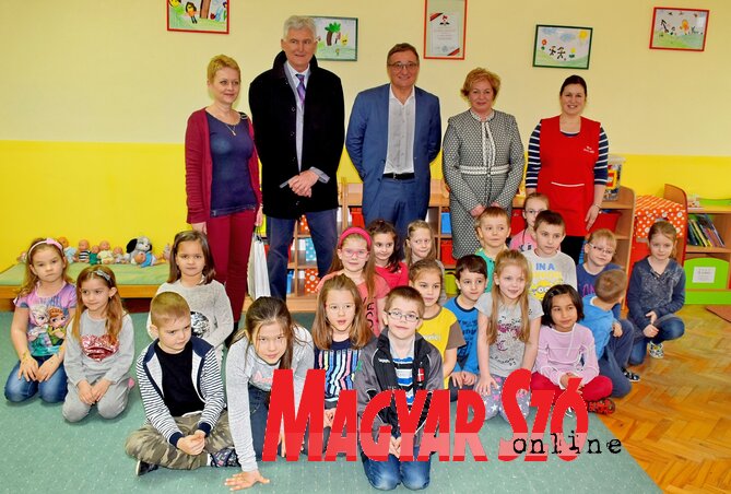A magyarkanizsai óvodában (Puskás Károly felvétele) A magyarkanizsai óvodában (Puskás Károly felvétele)