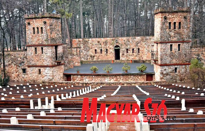 A nyári színpadon az öltözők és a toalettek kialakításával, és az udvar hátsó részének a rendbetételével folytatódik az idén a felújítás (Fotó: Gergely Árpád)