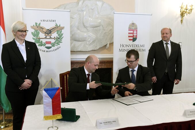 A szerződés aláírása (Fotó: MTI) A szerződés aláírása (Fotó: MTI)