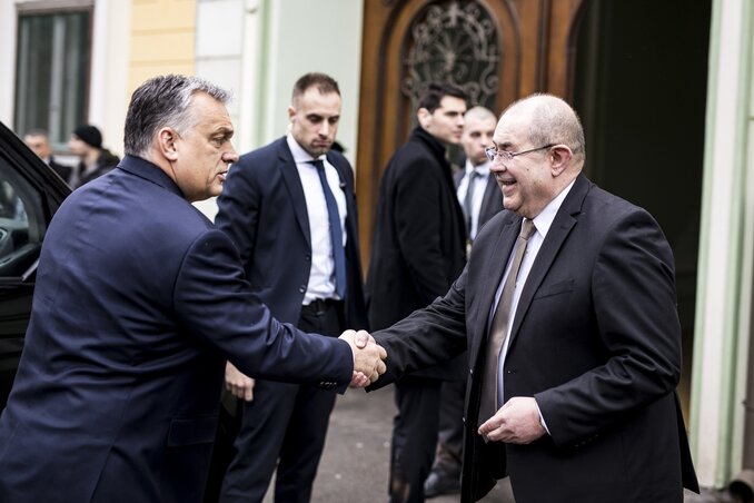 Szabadkai látogatása során Orbán Viktort Pásztor István, a VMSZ elnöke is fogadta a párt székházánál (Fotó: MS via MTI)
