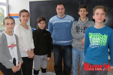 A döntős diákok Világos Kornéllal (Csincsik Zslot felvétele)