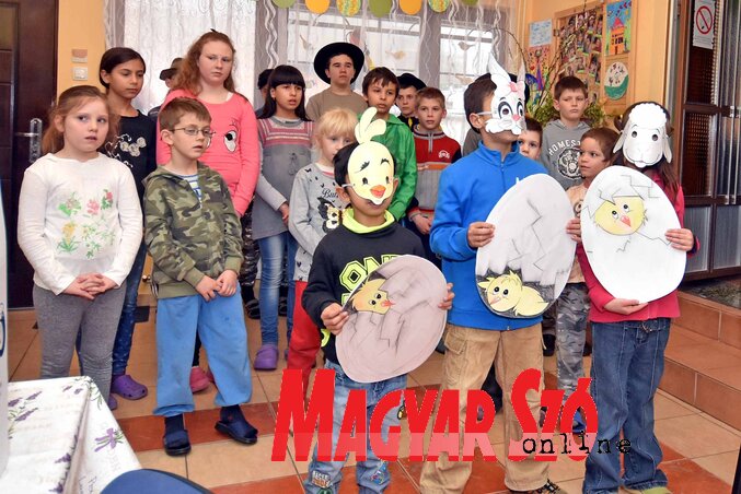 A gyermekek színes műsorral hálálták meg az ajándékokat a motorosoknak (Fotó: Gergely Árpád)