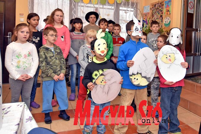 A gyermekek színes műsorral hálálták meg az ajándékokat a motorosoknak (Fotó: Gergely Árpád) A gyermekek színes műsorral hálálták meg az ajándékokat a motorosoknak (Fotó: Gergely Árpád)
