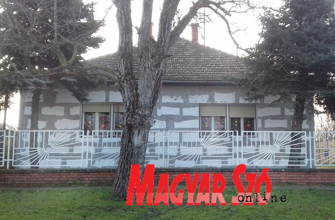 Szigetelik a pacséri Csemete Játszóházat (Kazinczy Paszterkó Diana felvétele) Szigetelik a pacséri Csemete Játszóházat (Kazinczy Paszterkó Diana felvétele)