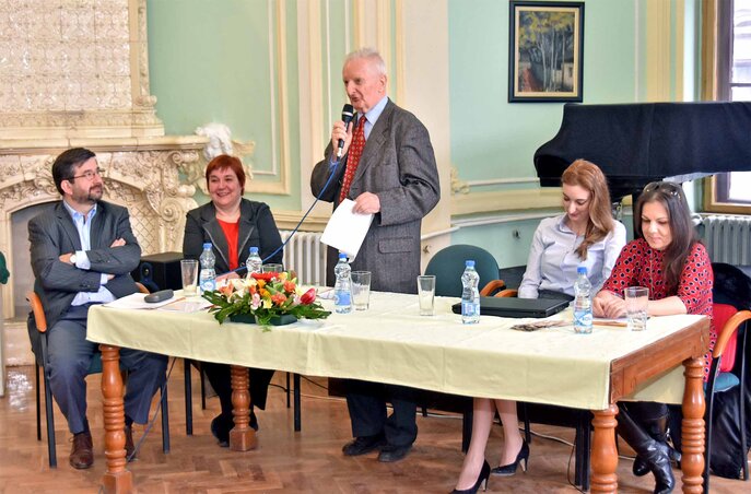 Pomogáts Béla irodalomtörténész előadásai nem csak tudásanyagban gazdagok, de szellemesek is Pomogáts Béla irodalomtörténész előadásai nem csak tudásanyagban gazdagok, de szellemesek is