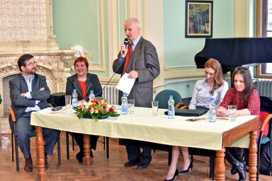 Pomogáts Béla irodalomtörténész előadásai nem csak tudásanyagban gazdagok, de szellemesek is