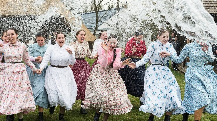 A húsvéti locsolkodás hagyományait elevenítik fel a Nyírség Táncegyüttes tagjai a nyíregyházi Sóstói Múzeumfaluban 2016. március 28-án. (MTI Fotó: Balázs Attila) A húsvéti locsolkodás hagyományait elevenítik fel a Nyírség Táncegyüttes tagjai a nyíregyházi Sóstói Múzeumfaluban 2016. március 28-án. (MTI Fotó: Balázs Attila)