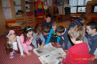 Magyar Szót nézegetnek a nagycsoportosok (Homolya Horváth Ágnes felvételei)