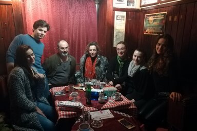 Munkamegbeszélésen oldott hangulatban: Fülöp Tímea, Szalai Bence, Döbrei Dénes, Varga Heni, Góli Kornélia, Verebes Judit és Orlović Stanislava