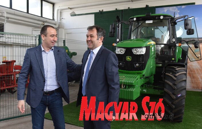 Vuk Radojević illetékes titkár és prof. dr. Nedeljko Tica, a Mezőgazdasági Kar dékánja (Fotó: Ótos András)