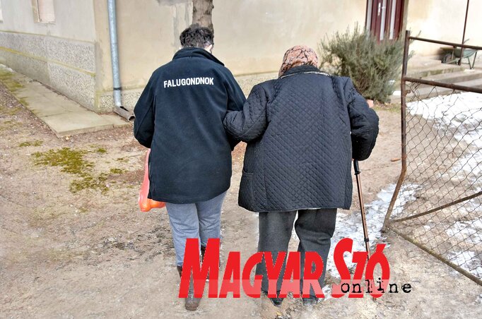 Az idős emberek kötődnek a falugondnokhoz (Fotó: Gergely Árpád)