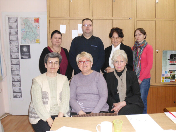 A Kossa János MNYEOK elnökségi ülésének résztvevői, ülnek: Törőcsik Rozália (balról), Tóth Bátori Erzsébet, Farkas Zsuzsa, állnak: Bognár Irén (balról), Miklós Csongor, Stanyó Tóth Gizella és Kiss Zsuzsanna