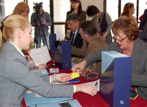 A szerződések aláírása