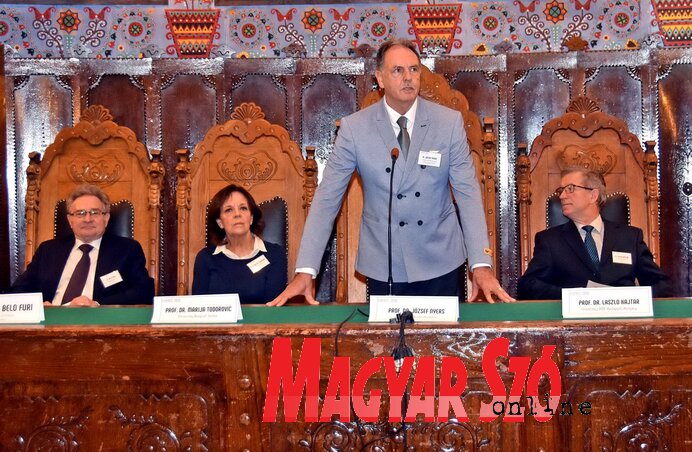 Nyers József megnyitja a tanácskozást (Fotó: Gergely Árpád)