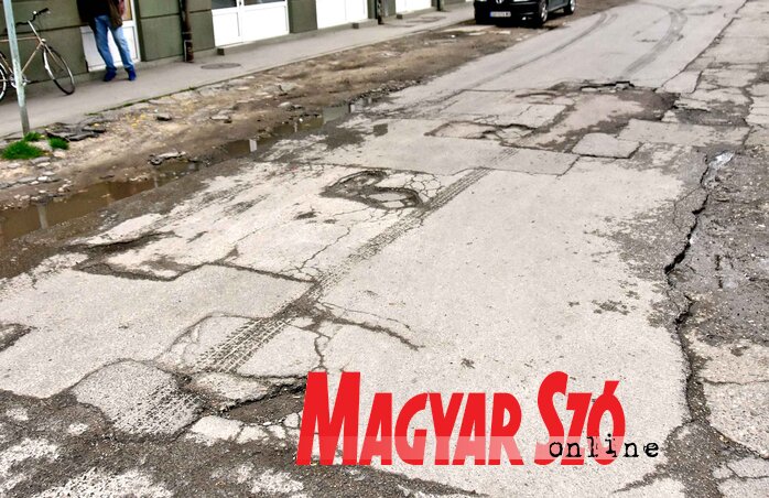 A tervek szerint az idén a Tolsztoj utcában is felújítják az útburkolatot (Fotó: Gergely Árpád)