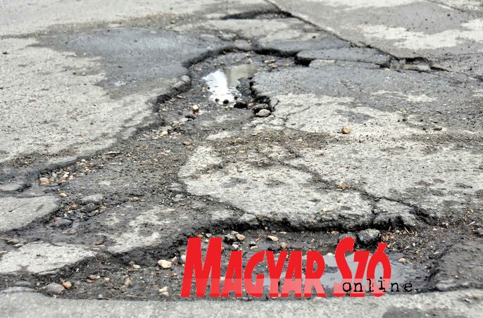 Kátyú a Mirko Bogović utcában (Fotó: Gergely Árpád)