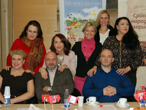 A szereplők egy csoportja: (állnak) Višnja Popov, Jelena Končar, Pamela Kiš Ignjatović, Vesna Aćimović és Marina Pavlović Barač, valamint (ülnek) Verica Pejić, Nebojša Babić és Saša Štulić