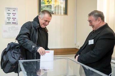 Böjte Csaba ferences szerzetes kedden adta le levélszavazatát a csíkszeredai főkonzulátuson (Fotó: MTI)