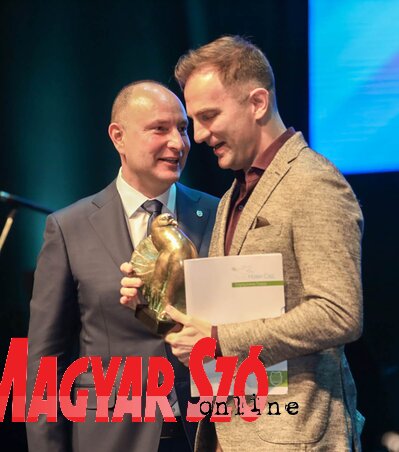Milan Đurić polgármester átadja a galambot ábrázoló díjat Stefan Milenković világhírű hegedűművésznek (Fotó: Ótos András felvétele)