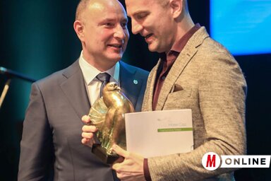 Milan Đurić polgármester átadja a galambot ábrázoló díjat Stefan Milenković világhírű hegedűművésznek (Fotó: Ótos András felvétele)