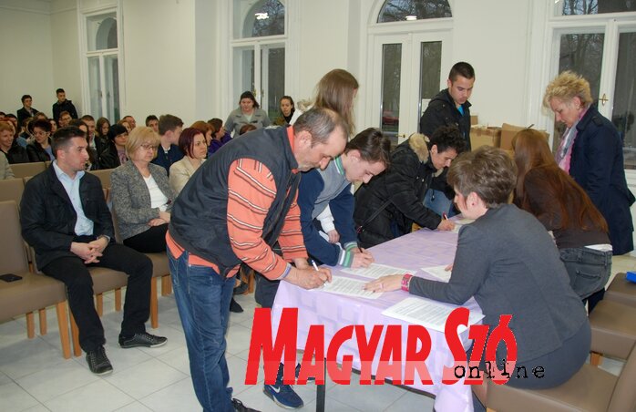 Ezúttal negyvenöt községbeli diák részesült támogatásban (Homolya Horváth Ágnes felvétele) Ezúttal negyvenöt községbeli diák részesült támogatásban (Homolya Horváth Ágnes felvétele)