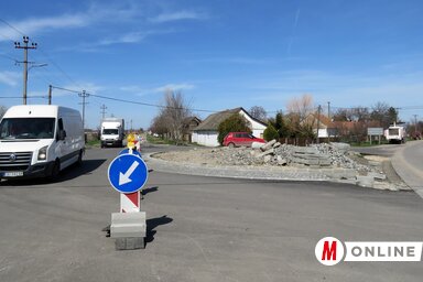 A körforgalom építése miatt a regionális út egy szakaszát lezárták (Csincsik Zsolt felvétele)