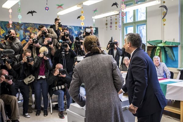 Orbán Viktor miniszterelnök és felesége, Lévai Anikó leadja szavazatát az országgyűlési képviselő-választáson, Fotó: MTI/Miniszterelnöki Sajtóiroda/Szecsődi Balázs