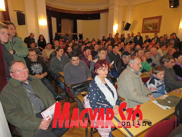 Fotó:Adán nagy az érdeklődés a pályázatok iránt (Csincsik Zsolt felvétele) Fotó:Adán nagy az érdeklődés a pályázatok iránt (Csincsik Zsolt felvétele)