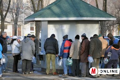 Mind többen lesznek a kutak előtt(Kecskés István felvétele)