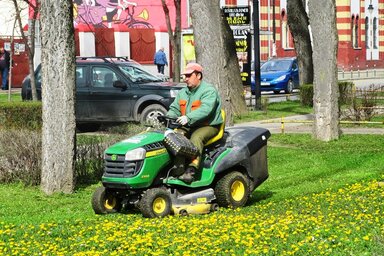 Elkezdődött a fűnyírási szezon (Fotó: Fekete J. József)