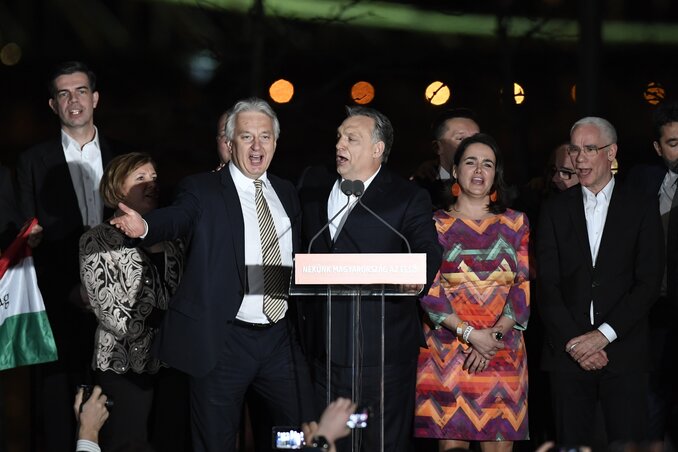 Orbán Viktor győzelmi beszéde vasárnap éjjel a kossuth-nóta eléneklésével zárult (Fotó: MTI) Orbán Viktor győzelmi beszéde vasárnap éjjel a kossuth-nóta eléneklésével zárult (Fotó: MTI)