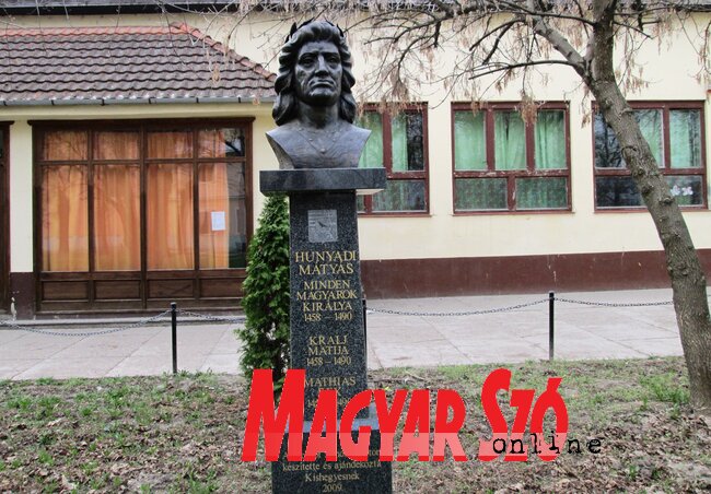 Mátyás szobra a kishegyesi templomkertben (Tóth Péter felvétele) Mátyás szobra a kishegyesi templomkertben (Tóth Péter felvétele)