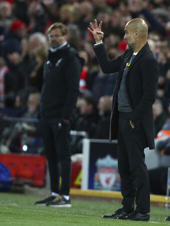 Túljárhat-e kollégája eszén? Előtérben Pep Guardiola, háttérben az első meccs hőse, Jürgen Klopp (Fotó: Beta/AP)