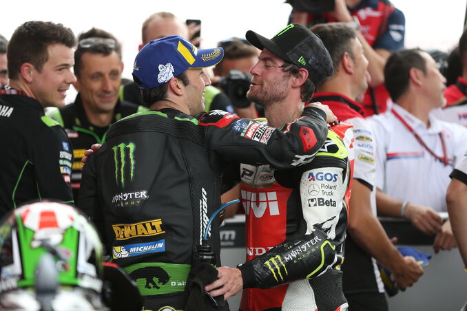 Crutchlow és Zarco gratulálnak egymásnak (Fotó: Beta/AP) Crutchlow és Zarco gratulálnak egymásnak (Fotó: Beta/AP)