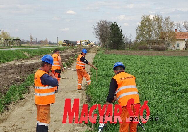 Épül a kerékpárút a Jegricska felé (Góbor Béla felvétele) Épül a kerékpárút a Jegricska felé (Góbor Béla felvétele)