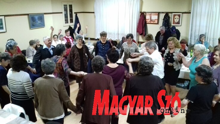 Zenés mulatsággal ünnepelik meg évek óta a pacséri nyugdíjasok a nők napját, így legutóbb is kiváló hangulat kerekedett a székházban (Kazinczy Paszterkó Diana felvétele) Zenés mulatsággal ünnepelik meg évek óta a pacséri nyugdíjasok a nők napját, így legutóbb is kiváló hangulat kerekedett a székházban (Kazinczy Paszterkó Diana felvétele)